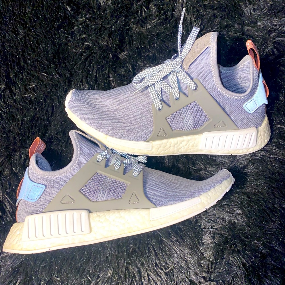 GRAY ADIDAS NMD SIZE 7.5 MEN / 9 WOMEN.